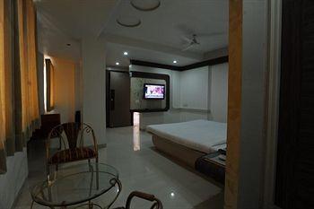 Jal Sagar Hotel Vadodara Exterior foto