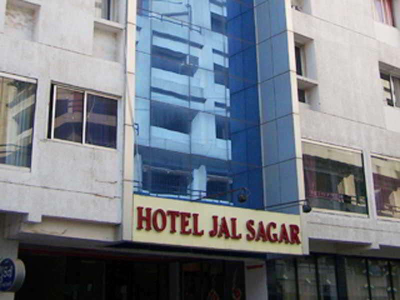 Jal Sagar Hotel Vadodara Exterior foto