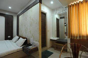 Jal Sagar Hotel Vadodara Exterior foto