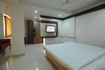 Jal Sagar Hotel Vadodara Exterior foto